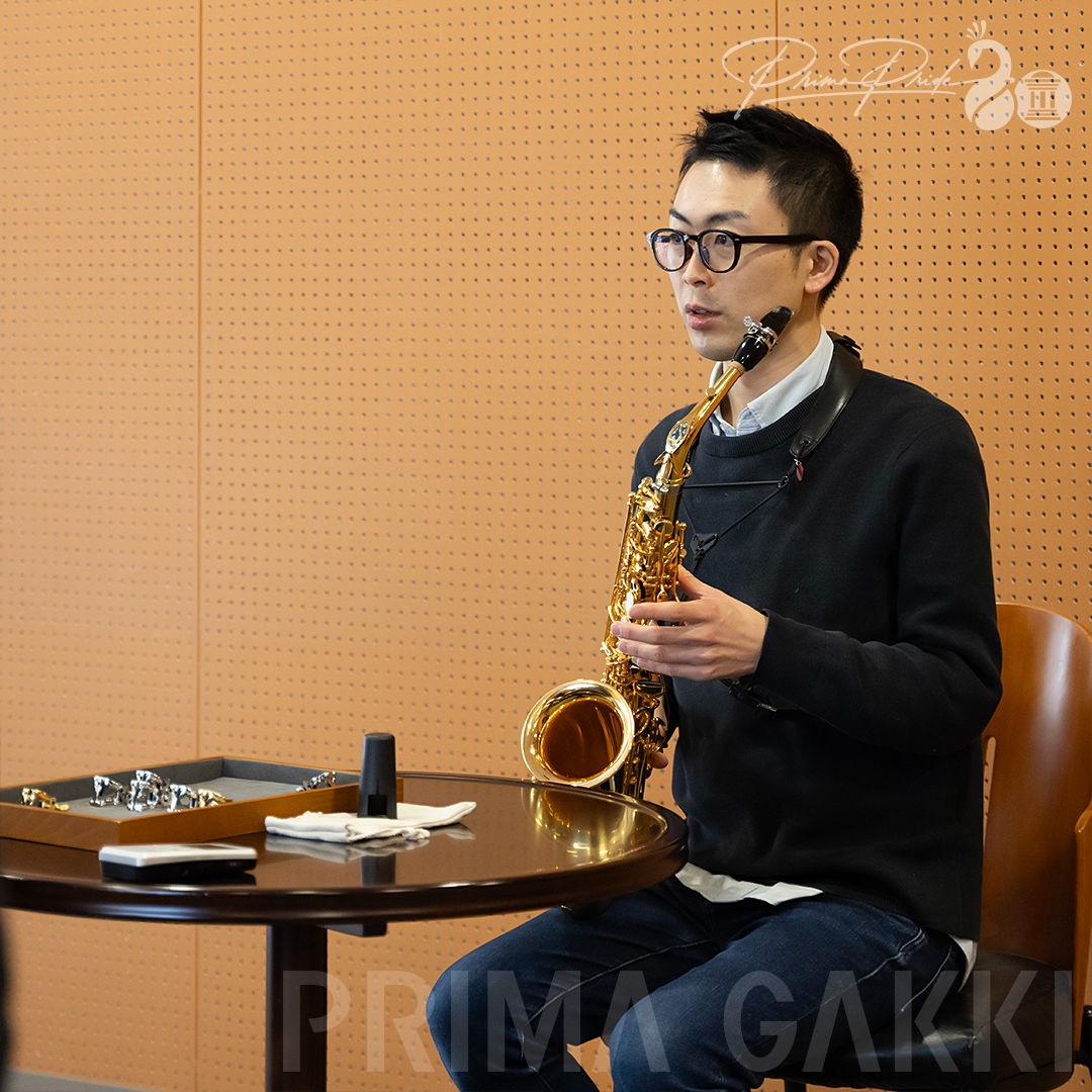 すけちゃんが試奏していると！！ ひとまず雑誌をぽちり。