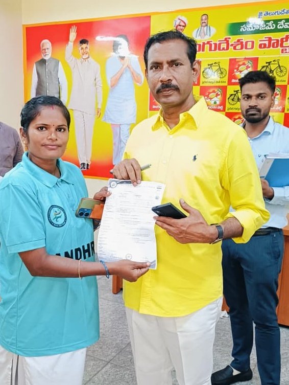 ThoVoluntary's tweet photo. Sarojini selected for Asian Games Malaysia Throw ball championship
Need support for Training, travel nd accommodation support

Cost around 1.7L
@phanikumarkarra @HeroManoj1 @IamSaiDharamTej @AlwaysRamCharan @ShipraGandhi143 @imvangasandeep 
@SonuSood @AdaniFoundation 
#9966622051 https://t.co/bHzpnEjNQ4