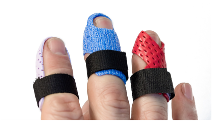 terapiamanualUE's tweet image. 🔹La #férula ortopédica o inmovilización es la opción más conservadora. Consiste en usar una férula para mantener el dedo en extensión constante, permitiendo que el tendón o la fractura sanen. Es efectiva, con menos riesgos y generalmente más económica.