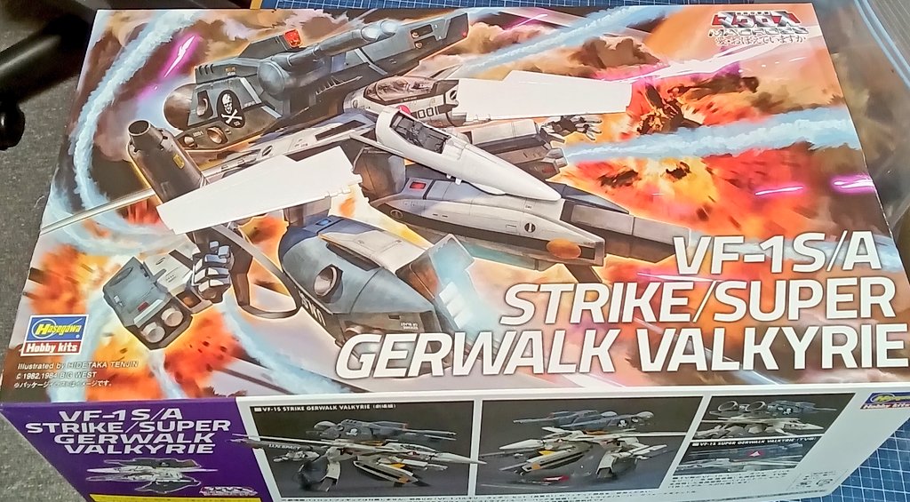 静岡に向けて始動しました。いくつかのパーツを組んでみましたが凄い繊細なキットですね。単純な貼り合わせ接着だけでも緊張します。