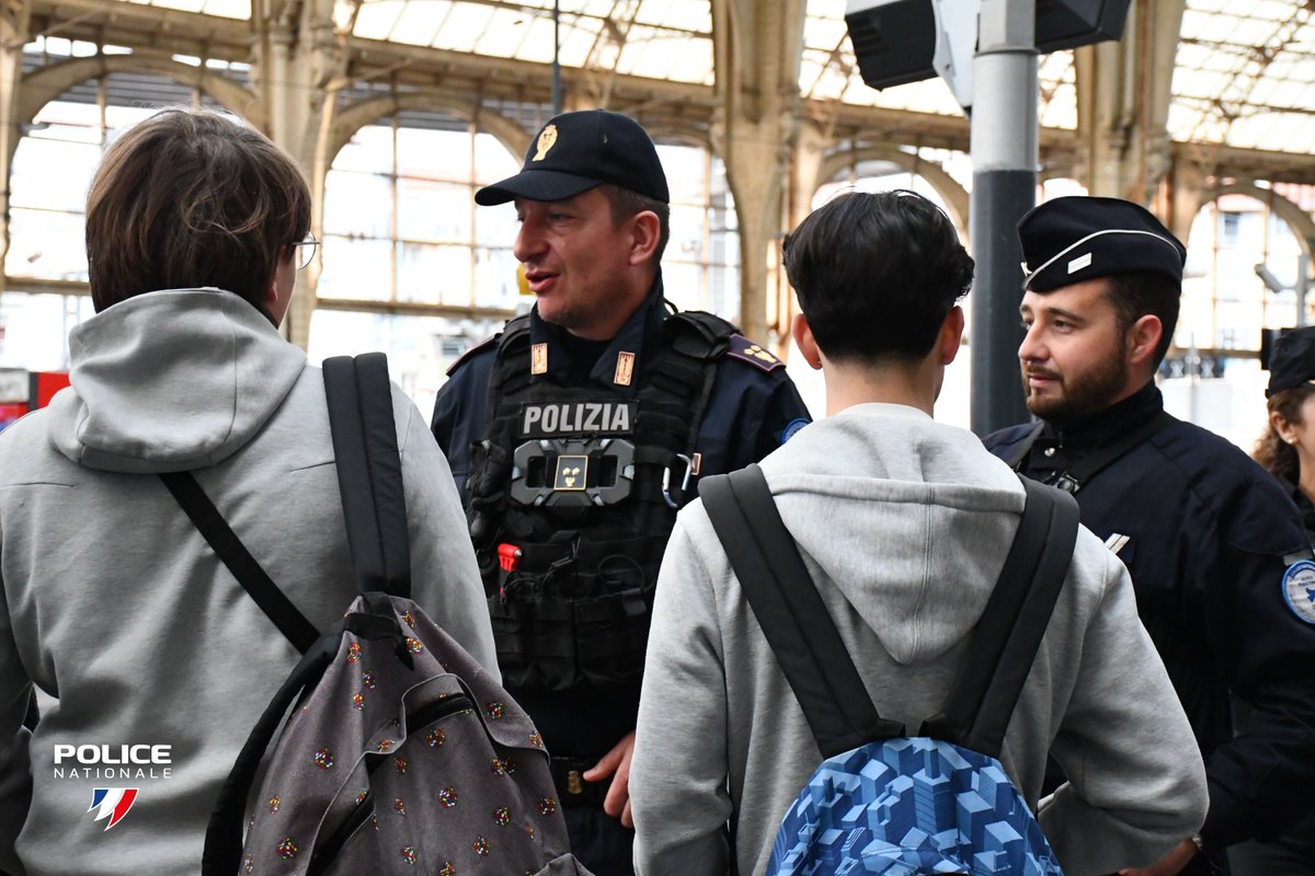 PoliceNat06's tweet photo. #CoopérationInternationale I La #PoliceNationale  renforce sa collaboration avec l'Espagne et l'Italie durant le @NiceCarnaval
▶️patrouilles communes
▶️sécurisation des transports 
▶️renseigner/informer le public
Une coopération européenne au service de la sécurité de tous 🇫🇷🇪🇸🇮🇹 https://t.co/8LH6mzXyPV