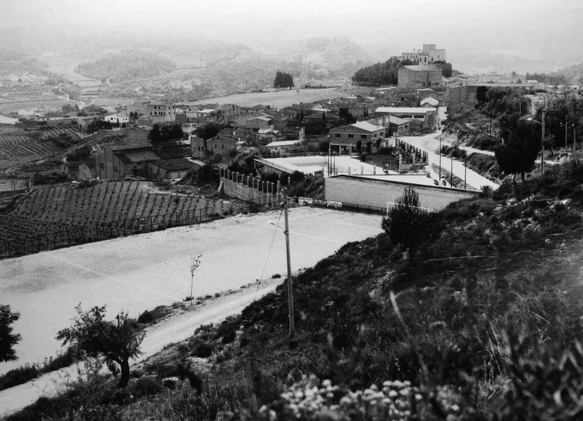 CalFusterDeTous's tweet photo. ❄️ Sant Martí de Tous nevat, un dia com aquests… però l’any 1970.
Des de Cal Fuster de la Plaça ens encanta compartir petits records d’un poble que manté intacte el seu encant, ahir i avui. Us imagineu despertar-vos amb aquestes vistes? 🤍
📷 Arxiu fotogràfic d'Igualada https://t.co/H2Og4CdZ8R