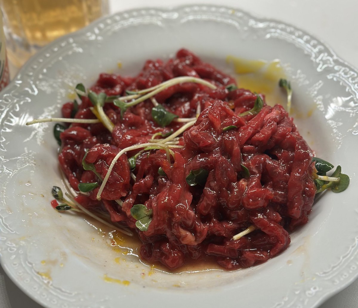 오늘 내 저녁 정육점에서 산 육회랑 컵누들불닭맛 😚🩷

육회 900-1000g 기준
고봉으로 깨 2숟갈 
-후추 반숟가락
- 꽃소금 반숟갈 
-설탕 1숟갈
- 미원 1숟갈
-참기름 3숟가락
-마늘 슬라이스(9알) 
-청양고추(3개)

꽃소금 미원 없으면 맛소금>_< 
저는 오늘 귀차나서 마늘이랑 깨 안넣었어용