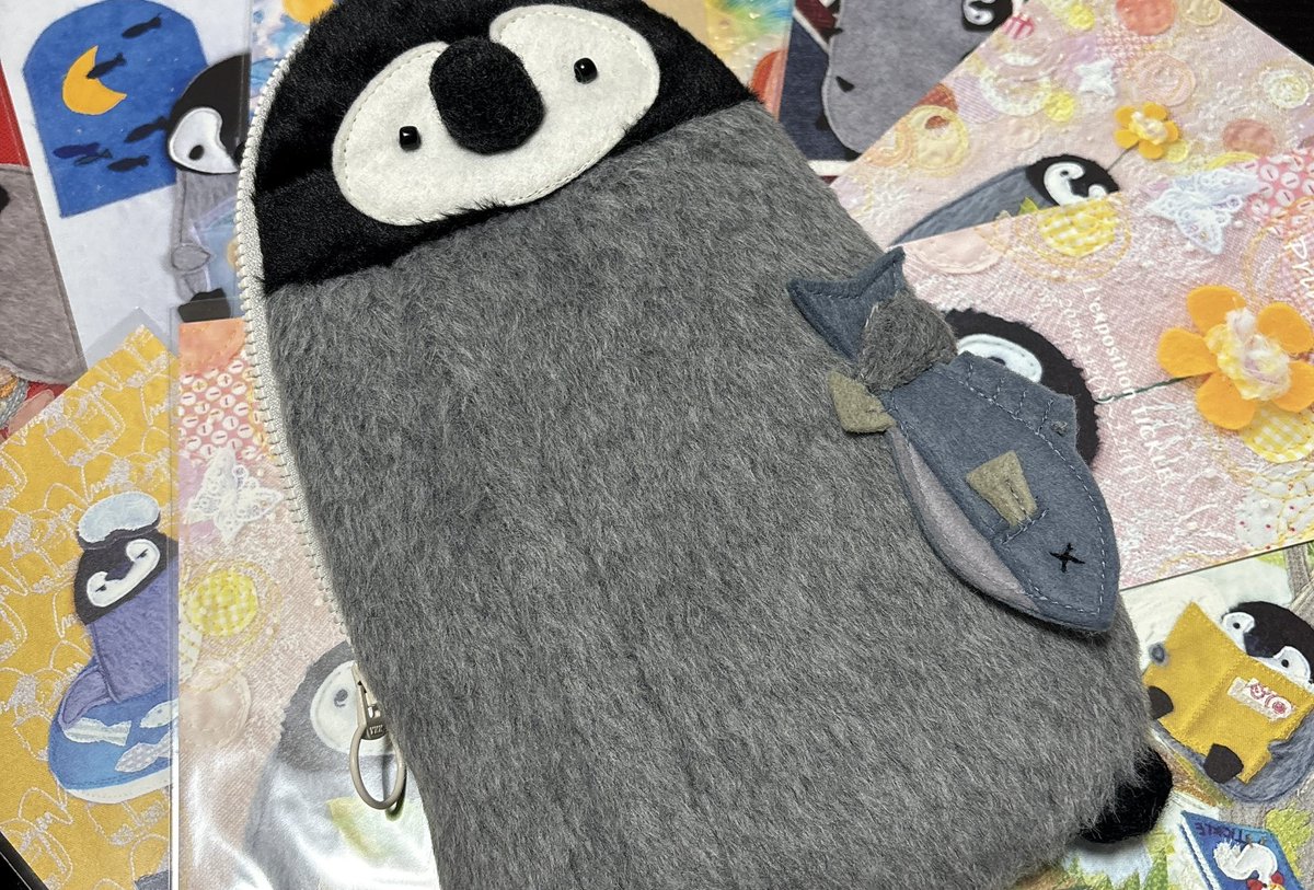 伝説のぺんさん、ぽーちぺんさんに続きスマホショルダーぺんさんが我が家にやって来ました！
ようこそぺんさん〜超可愛いですね、今日からよろしくね😭❤️‍🔥
ポストカードセットもとーっても素敵です♡季節で入れ替えたりしながら飾りたいな◎
こちらの素敵な作品は(<a href="/TICKLE_BandC/">TICKLE</a> )さんの作品たちです🌟