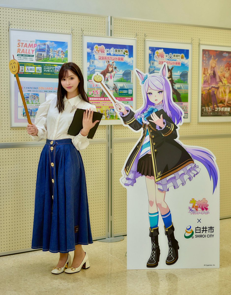 MinamiHimeno000's tweet photo. JRA競馬学校のある街・白井市🐴✨
そんな競馬界とも関わりが深い白井市、そして白井駅／西白井駅を走る北総線で「ウマ娘 プリティーダービー」コラボが開催中ということで行ってきました！

先月は記念入場券だけ買いに行ったんですが、時間がなくてスタンプラリーができず…🥲
なので、今回はリベンジです！🙌✨

白井市とのコラボでは、メジロマックイーンの特別な描き下ろしイラストを使用したグッズが販売されていました（アクリルスタンドは売り切れ…！）
市内のお店ではトレーディングカードの配布も行われていました。

さらに、メジロマックイーンの等身大パネルが白井市文化センター3階に登場！
同じポーズで撮影してきました📷✨

そして、白井駅・西白井駅のある北総鉄道さんも、白井市と共同でコラボを開催！
白井駅の駅名看板がウマ娘仕様の特別デザインになっていたり、描き下ろしイラストの駅装飾や構内放送、市内を巡るスタンプラリーも！
前回購入した記念乗車券に加えて、コラボグッズも発売されていました✨

とっても可愛かったです🩷🥹
スタンプラリー回って、ラッピング列車にも乗れて大満足🥹🫶

写真はインスタにたくさん載せます📸