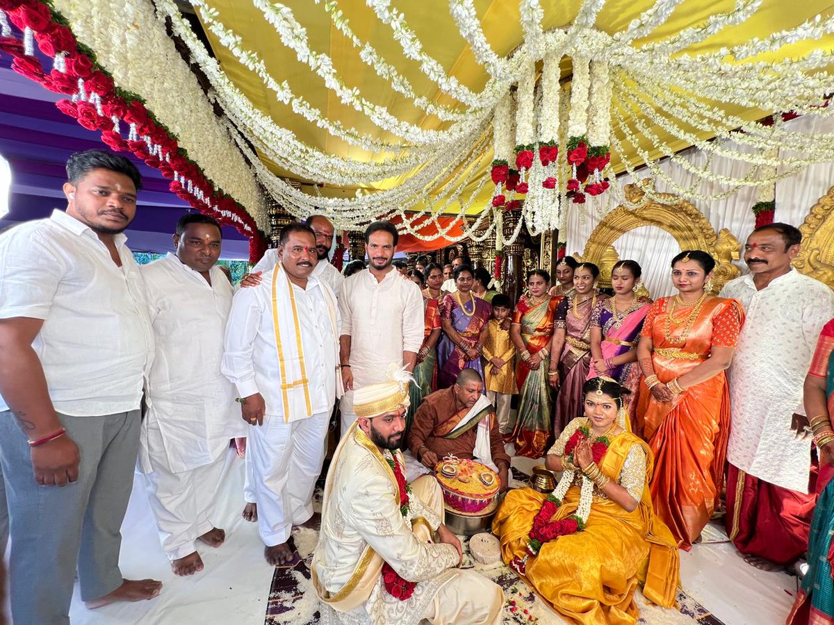 నియోజకవర్గంలోని ఆత్మీయులు, శ్రేయోభిలాషుల ఆహ్వానం మేరకు పలు వివాహ వేడుకల్లో పాల్గొని నూతన దంపతులను ఆశీర్వదించడం జరిగింది.

వారి దాంపత్య జీవితం ఆనందం, ఆయురారోగ్యాలు, ఐశ్వర్యాలతో సుభిక్షంగా కొనసాగాలని ఆకాంక్షిస్తున్నాను.