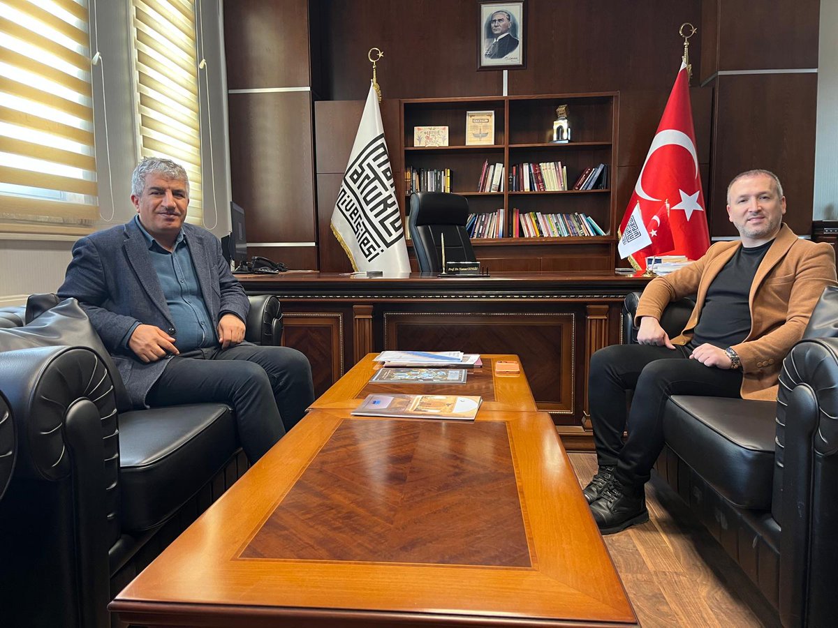 ArtukluEdbFklts's tweet photo. Fakültemiz İngiliz Dili ve Edebiyatı Bölümünde Doç. Dr. olarak göreve başlayan Halit Alkan, Dekanımız Prof. Dr. Yunus Cengiz’i ziyaret etti.      

Hocamızı tebrik ediyor, yeni görevinde başarılar diliyoruz.

@mardinartuklu 
@ibrahimozcosar https://t.co/NslKkNjYTO