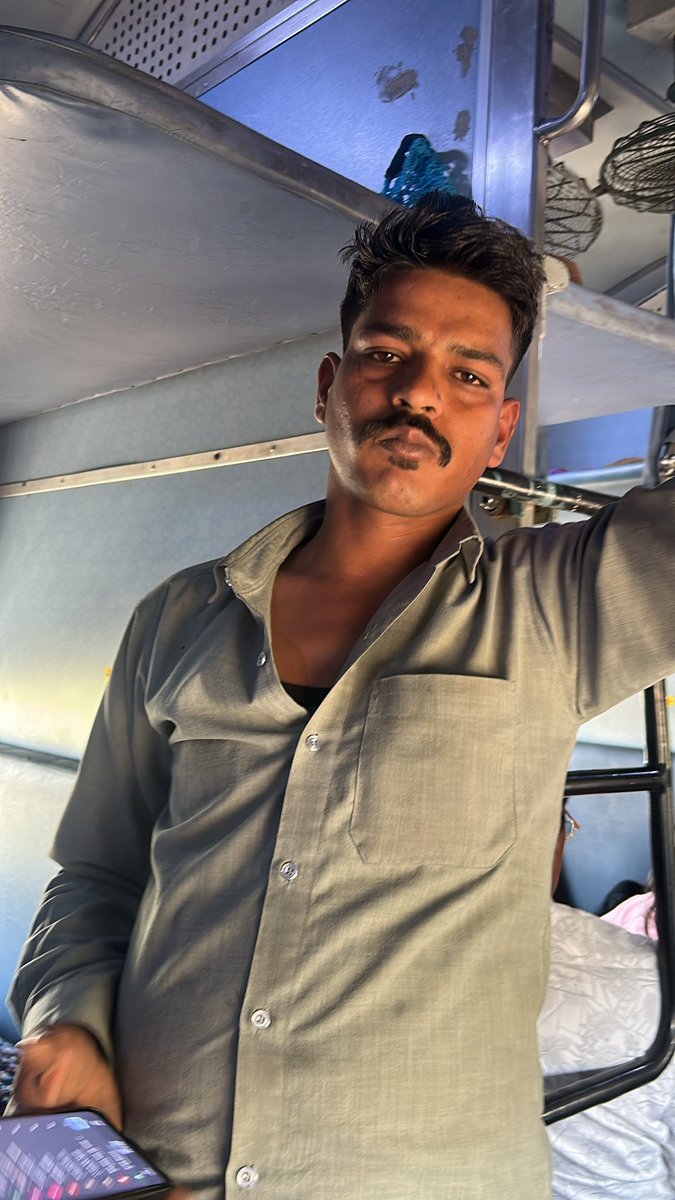 mehra_harshul's tweet photo. पहली बात 35 की रबड़ी 40 में… दूसरा चीज भी ख़राब तीसरा बदतमीज़ी.. उचित कार्रवाई की माँग 
@RailwaySeva @RailMinIndia 
Pnr- 2731983458 https://t.co/ARwwVV23HX
