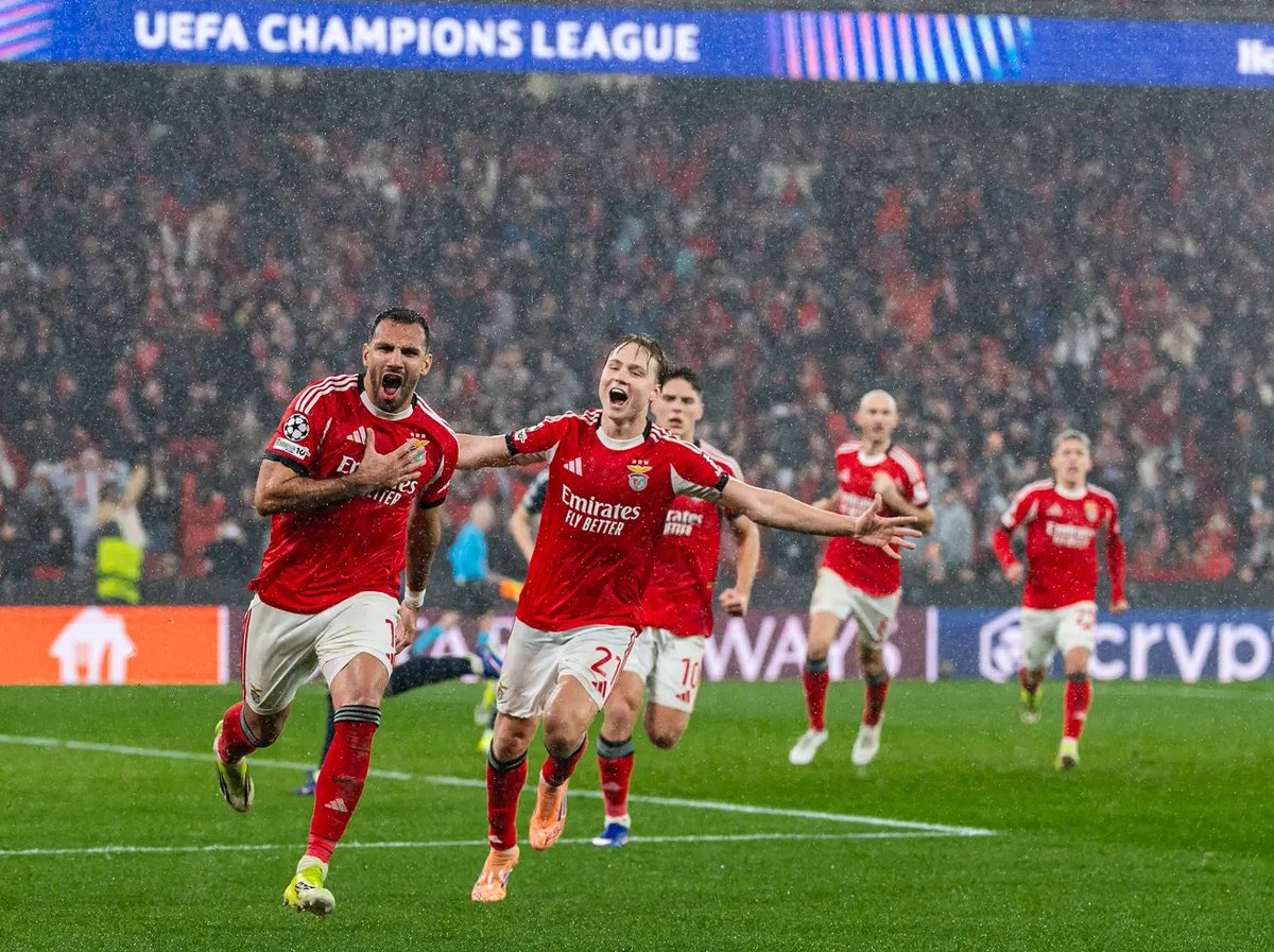 Si hoy morimos, que sea de pie.

Buenos días.