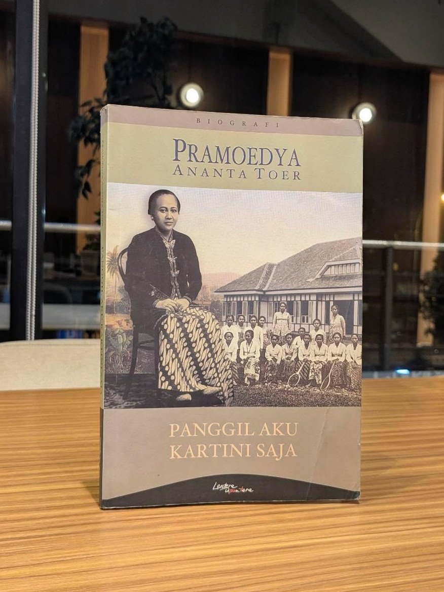 🚨 GIVEAWAY ALERT 🚨

Hari Kartini memang masih lama, tapi bara semangat pengarusutamaan gendernya terus menyala selamanya. Akhir Februari ini, saya ingin menghadiahi kepada yg beruntung satu buku karya Eyang Pram tentang salah satu tokoh awal pergerakan perempuan nasional ini.