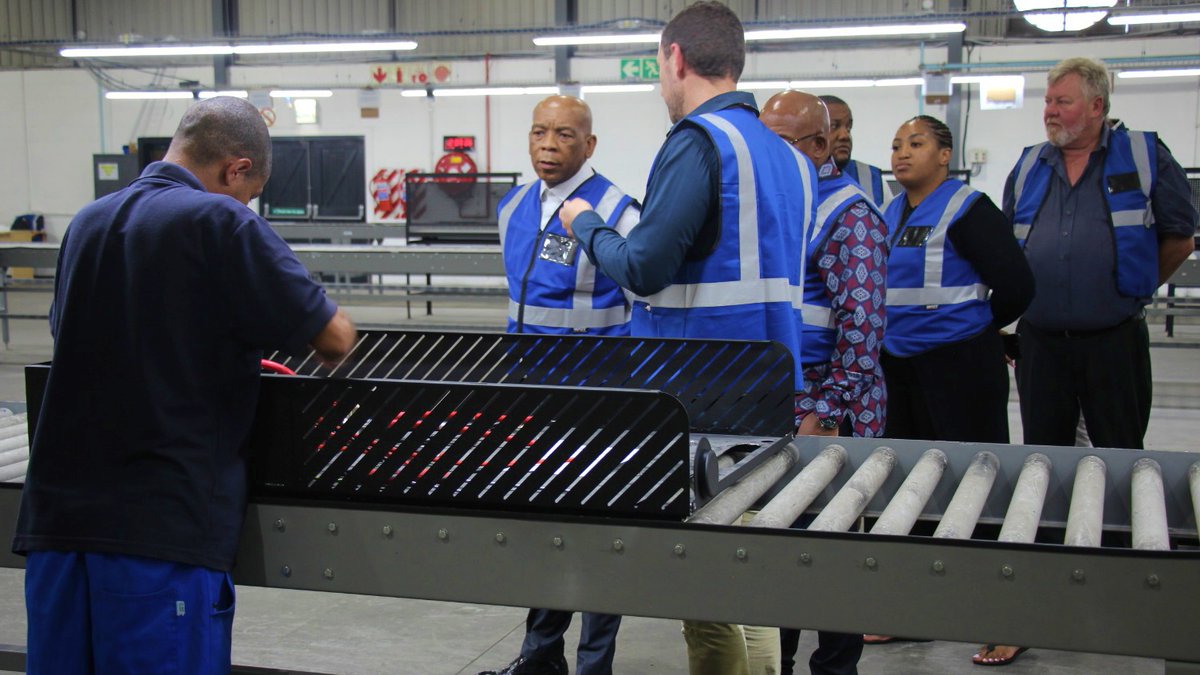 StageZero_RSA's tweet photo. Stage Zero welcomed Minister of Electricity and Energy Dr Kgosientsho Ramokgopa to our Cape Town manufacturing facility. Discussions focused on expanding distributed renewable energy into underserved communities while strengthening local manufacturing and job creation. https://t.co/VUzjEApRF2