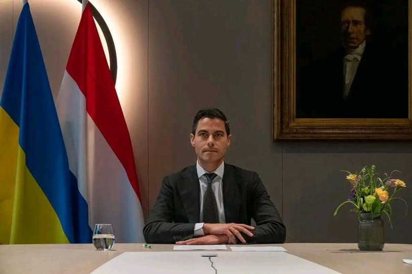tekst: Karin Visscher van Maris
‼️ Hey Rob…, vertel ons als bevolking gewoon eens eerlijk welke opdracht je hebt gekregen van de Rockefellers, Rothschilds, Bilderbergers, en de Club van 300….. Je bent daar door hen neergezet als Minister President van Nederland om de oorlog