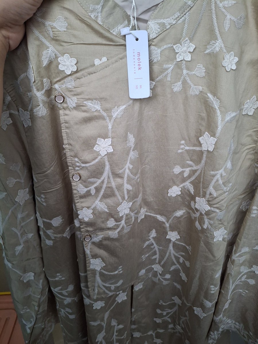 cizenina88's tweet photo. WTS [NEW] zia tunik brand Molek warna olive green kalem bgt , beli di tanah abang dijual karna milih pake dress aja.
Price 300k (nego tipis) 
Oren atau instan area jabodetabek azaa
Dm atau chat https://t.co/FMdW3nezyD