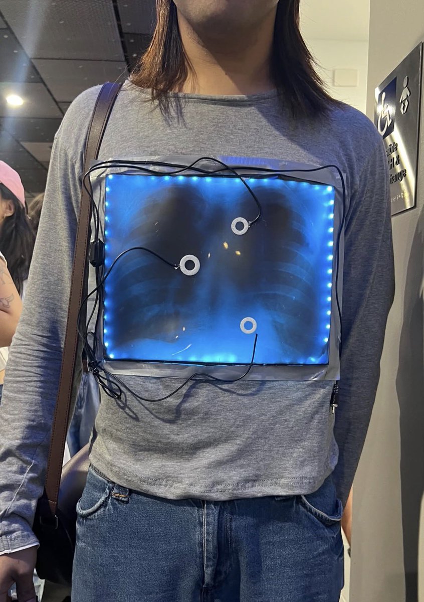 Someone’s outfit from perth absolutely EATINGGG for lorde’s final aus ultrasound tour