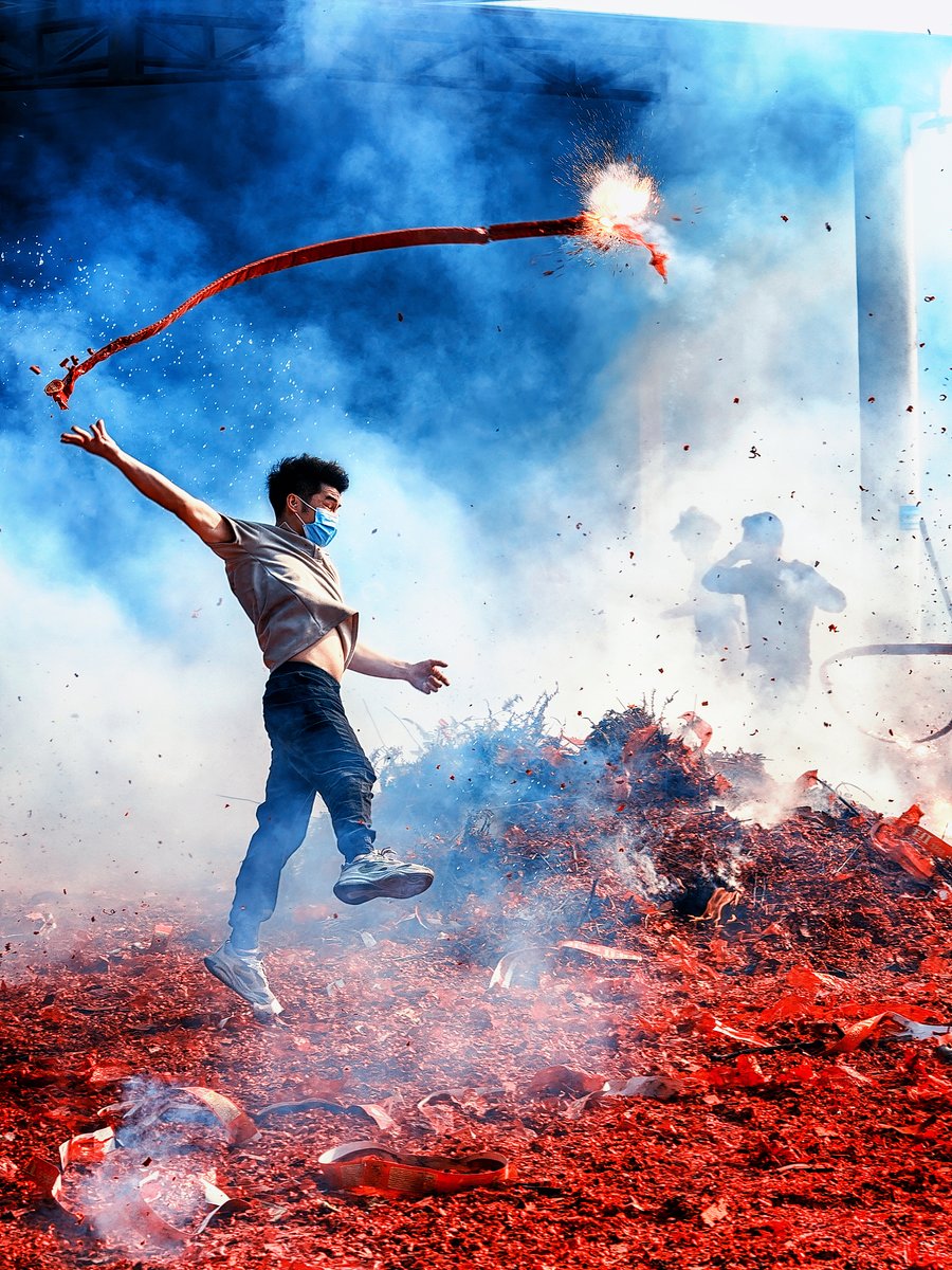 ChinaDaily's tweet image. Get ready to dive into some electrifying #ChineseNewYear celebrations in #Guangdong's #Chaoshan region! Witness the thrilling "zhalaoye" ritual, where locals set off firecrackers around golden deity statues to scare off evil spirits. Then, brace yourself as the powerful Yingge