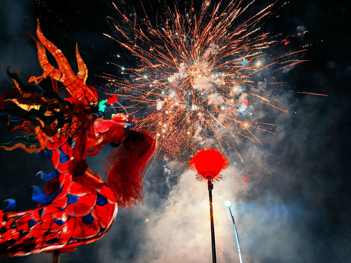 ChinaDaily's tweet image. Get ready to dive into some electrifying #ChineseNewYear celebrations in #Guangdong's #Chaoshan region! Witness the thrilling "zhalaoye" ritual, where locals set off firecrackers around golden deity statues to scare off evil spirits. Then, brace yourself as the powerful Yingge