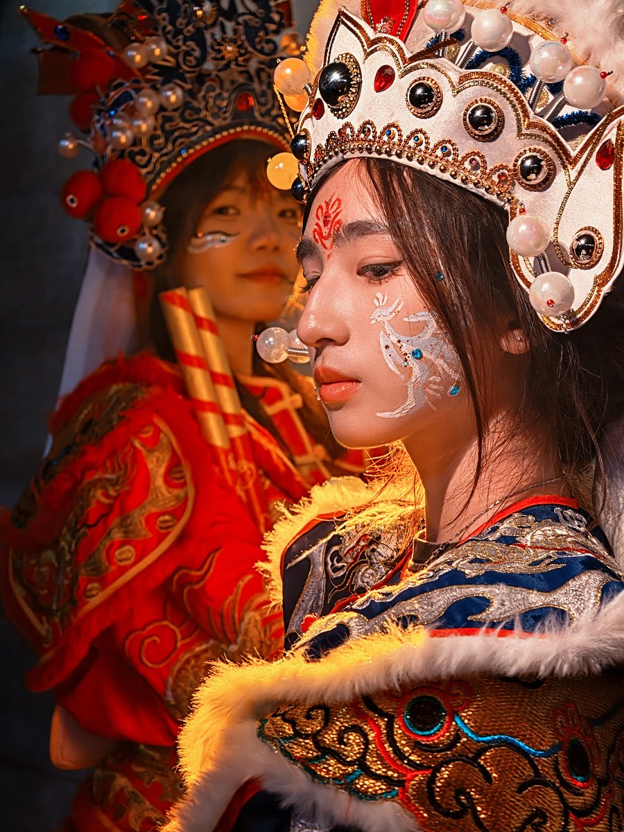 ChinaDaily's tweet image. Get ready to dive into some electrifying #ChineseNewYear celebrations in #Guangdong's #Chaoshan region! Witness the thrilling "zhalaoye" ritual, where locals set off firecrackers around golden deity statues to scare off evil spirits. Then, brace yourself as the powerful Yingge
