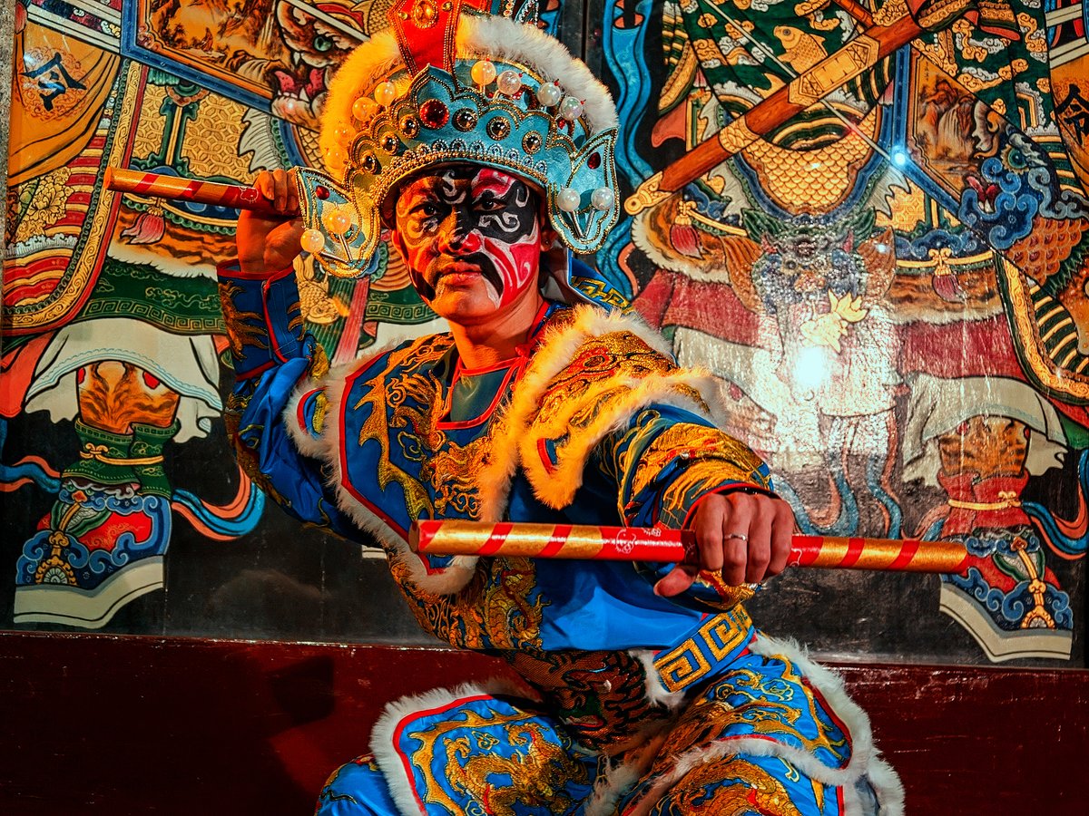ChinaDaily's tweet image. Get ready to dive into some electrifying #ChineseNewYear celebrations in #Guangdong's #Chaoshan region! Witness the thrilling "zhalaoye" ritual, where locals set off firecrackers around golden deity statues to scare off evil spirits. Then, brace yourself as the powerful Yingge
