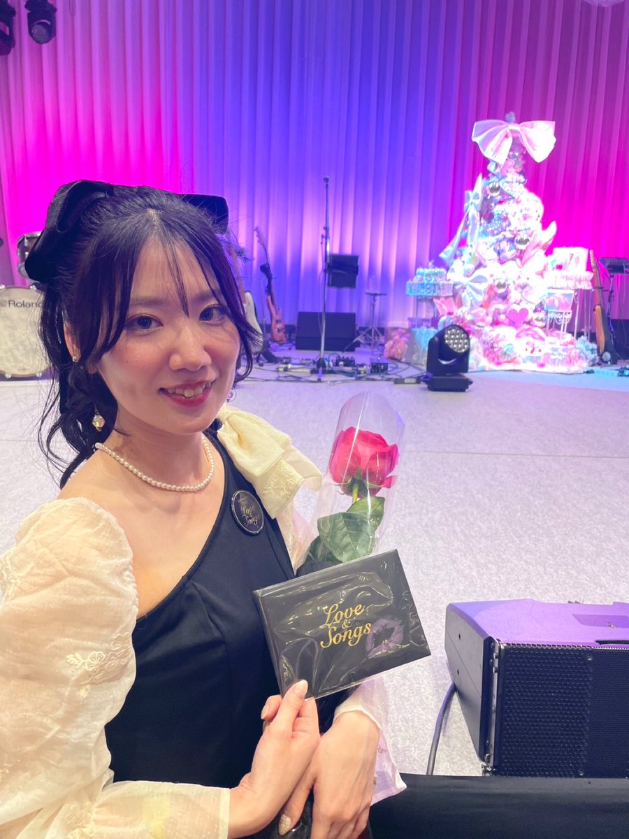 lovechu_km's tweet photo. 2/23一部でラキガになれました😭ぼっちだったから静かに3回目で当てました🥹最後に私の横にきて手握って私だけを見て歌ってくれて安定の爆泣きしてたら歌うのやめて泣かないでーって涙を手で拭いてくれてそのあとステージで私も泣きそうって言ってくれた😭それを家族に見守られましたwww #倖田來未 https://t.co/eyovUscAsg