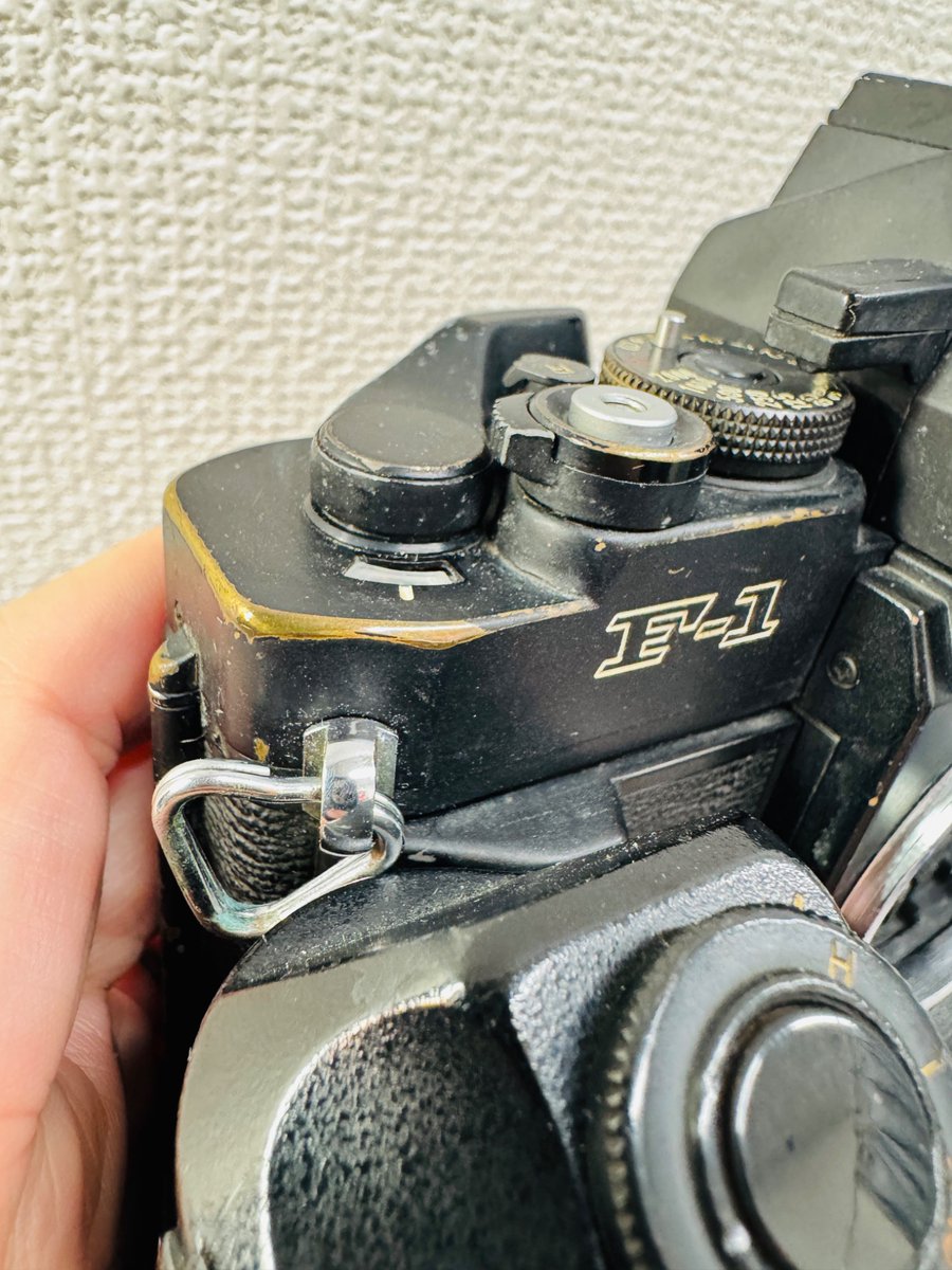 dkcamera2027's tweet photo. 今日の検品 Canon F-1
角の擦れや塗装の剥がれから覗く下地。
長く使われてきた証が重なって、
むしろ完成された佇まいに感じます。
新品には出せない存在感。
#今日の検品
#CanonF1
#フィルムカメラ
#オールドカメラ https://t.co/okhxEEorGm