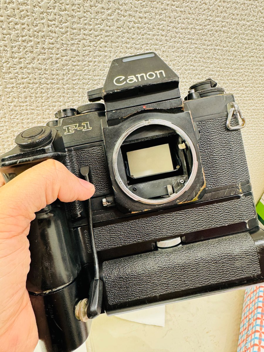 dkcamera2027's tweet photo. 今日の検品 Canon F-1
角の擦れや塗装の剥がれから覗く下地。
長く使われてきた証が重なって、
むしろ完成された佇まいに感じます。
新品には出せない存在感。
#今日の検品
#CanonF1
#フィルムカメラ
#オールドカメラ https://t.co/okhxEEorGm