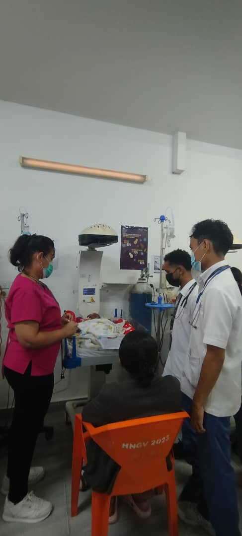 La Dra. Ana Delsy Santiago, Esp. Neonatología, realiza pase de visita docente-asistencial, integrando la atención directa a los recién nacidos con la orientación y formación de los estudiantes.
Durante la actividad se evalúa la evolución clínica de los pacientes. #HNGV #BMCTL