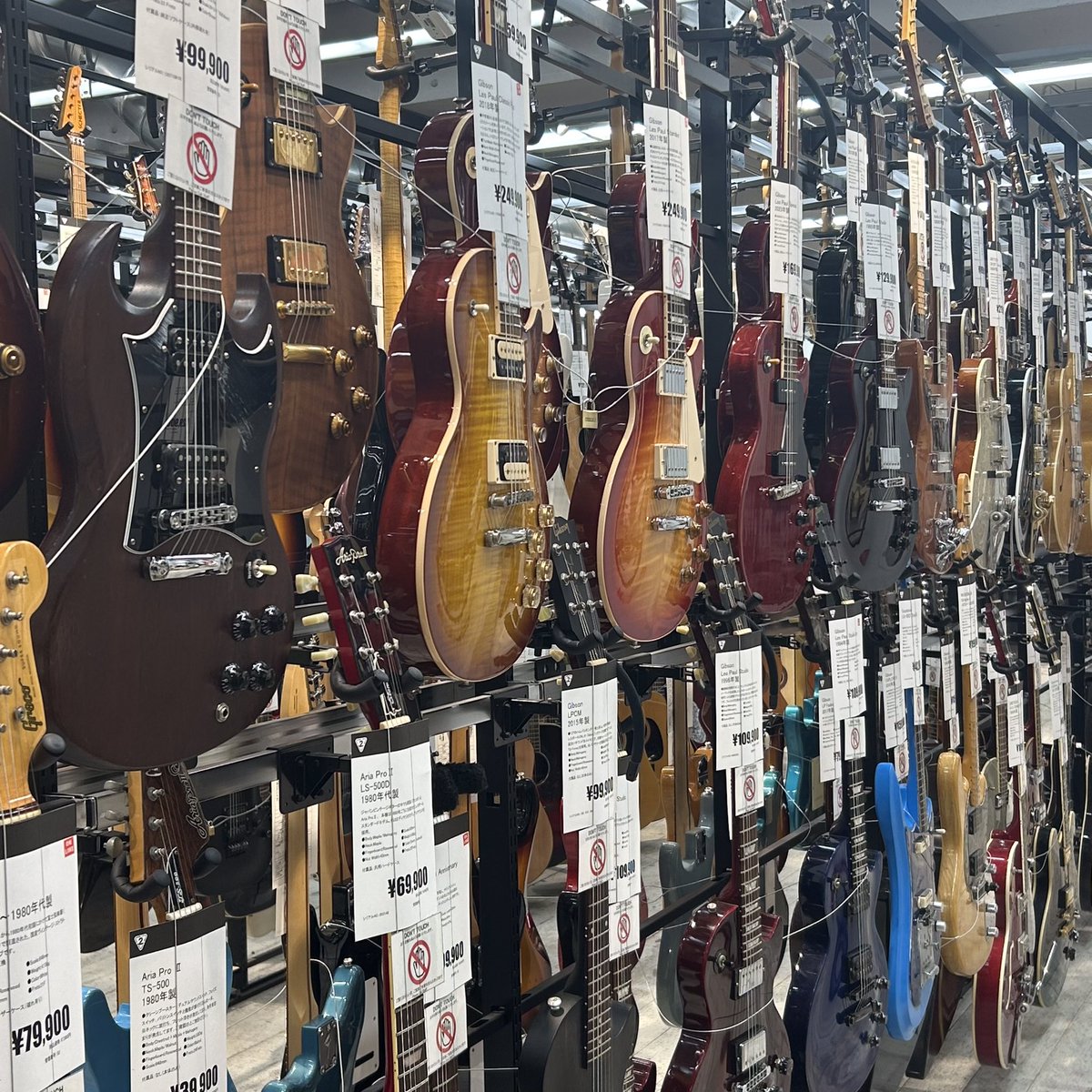 2ndgkkkn's tweet photo. 【大幅値下げ‼️】

セカスト楽器アメリカ村店、本日から弦楽器の大幅値下げを行っております！！
気になっていたギターやベースがお得に買えるチャンスです！！

既にSOLDしてしまった楽器もあるのでお早めにご来店下さい！！

#セカスト #楽器 #楽器屋 #アメ村 https://t.co/B5SOMGElq7