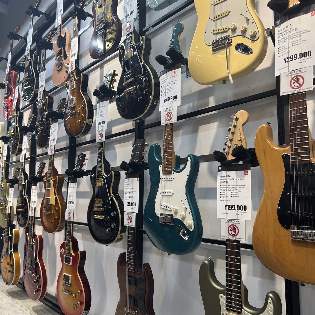 2ndgkkkn's tweet photo. 【大幅値下げ‼️】

セカスト楽器アメリカ村店、本日から弦楽器の大幅値下げを行っております！！
気になっていたギターやベースがお得に買えるチャンスです！！

既にSOLDしてしまった楽器もあるのでお早めにご来店下さい！！

#セカスト #楽器 #楽器屋 #アメ村 https://t.co/B5SOMGElq7
