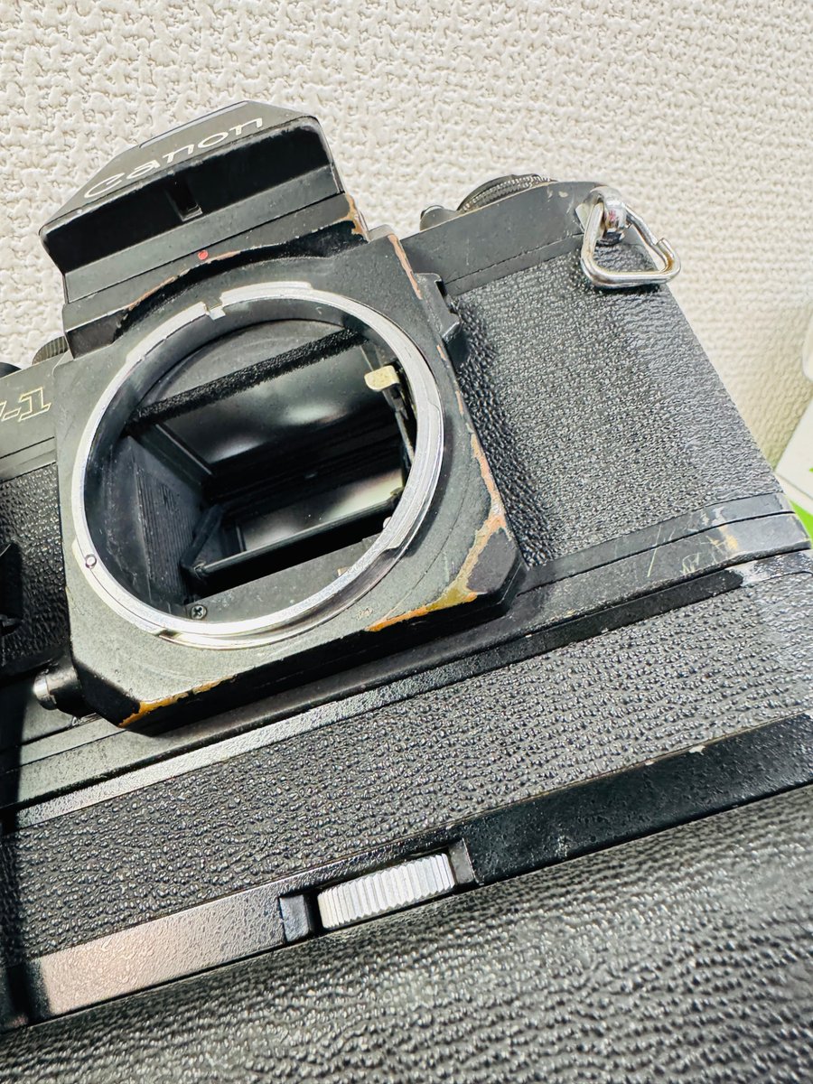 dkcamera2027's tweet photo. Inspection today — Canon F-1
Worn edges and exposed brass beneath the paint.
The traces of long use come together to create
a presence that feels almost complete.
A character you simply can’t get from a new camera.
#InspectionToday
#CanonF1
#FilmCamera
#VintageCamera https://t.co/BI0HapCG2o
