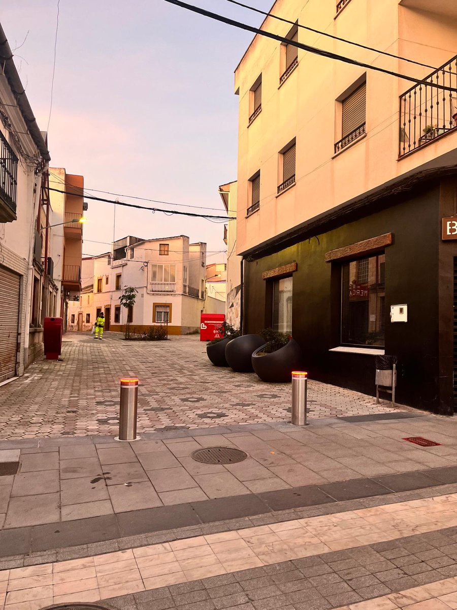 Nuevos bolardos para incrementar la seguridad en el entorno peatonal de la calle Fuente @Rtvmiajadas rtvmiajadas.es/nuevos-bolardo…