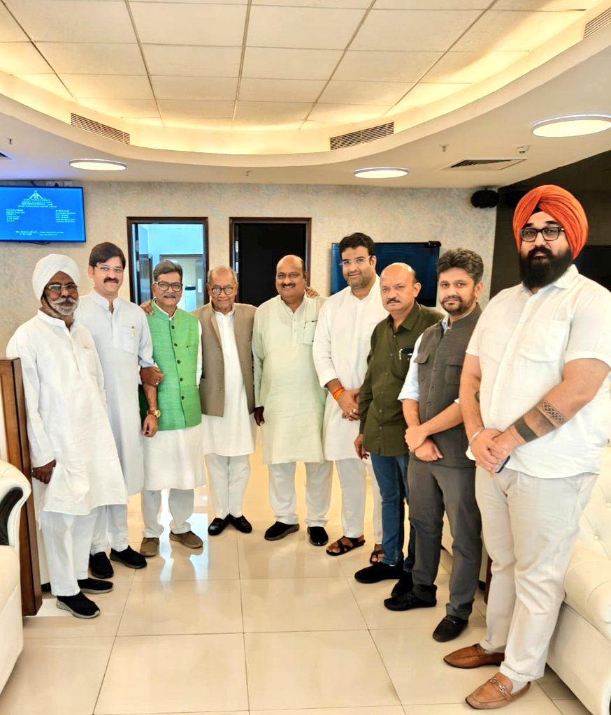 मध्य प्रदेश के पूर्व मुख्यमंत्री, राज्यसभा सांसद और कांग्रेस के वरिष्ठ नेता माननीय श्री दिग्विजय सिंह जी का छत्तीसगढ़ की पावन धरा पर आगमन पर हम हार्दिक स्वागत, वंदन और अभिनंदन करते हैं।

​आपका अनुभव और कुशल मार्गदर्शन सदैव कार्यकर्ताओं में नई ऊर्जा का संचार करता है।

आपके आगमन से