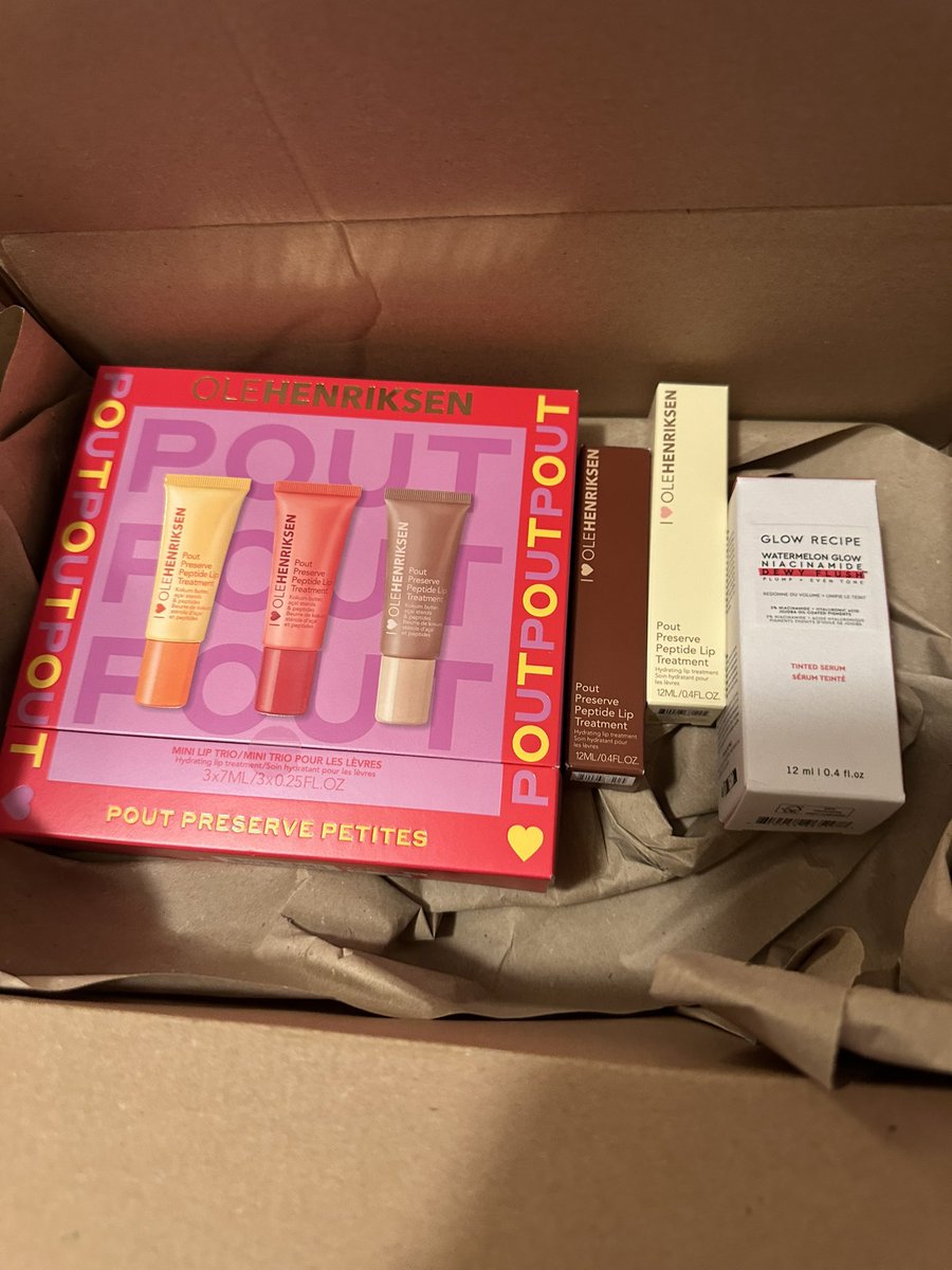 banillablues's tweet photo. Ole Henriksenのリップが届いた。セールでバックアップを買うところだったけど、十分すぎるほどリップ持ってるからなんとか抑えた。新作のvanilla bonbonは食べたくなるほど良い匂いすぎるわ🍰
glow recipeのdewy flushは新色のチェリーが出て赤チーク大好きだから即ポチだった🍒 https://t.co/RCxSKThjHX