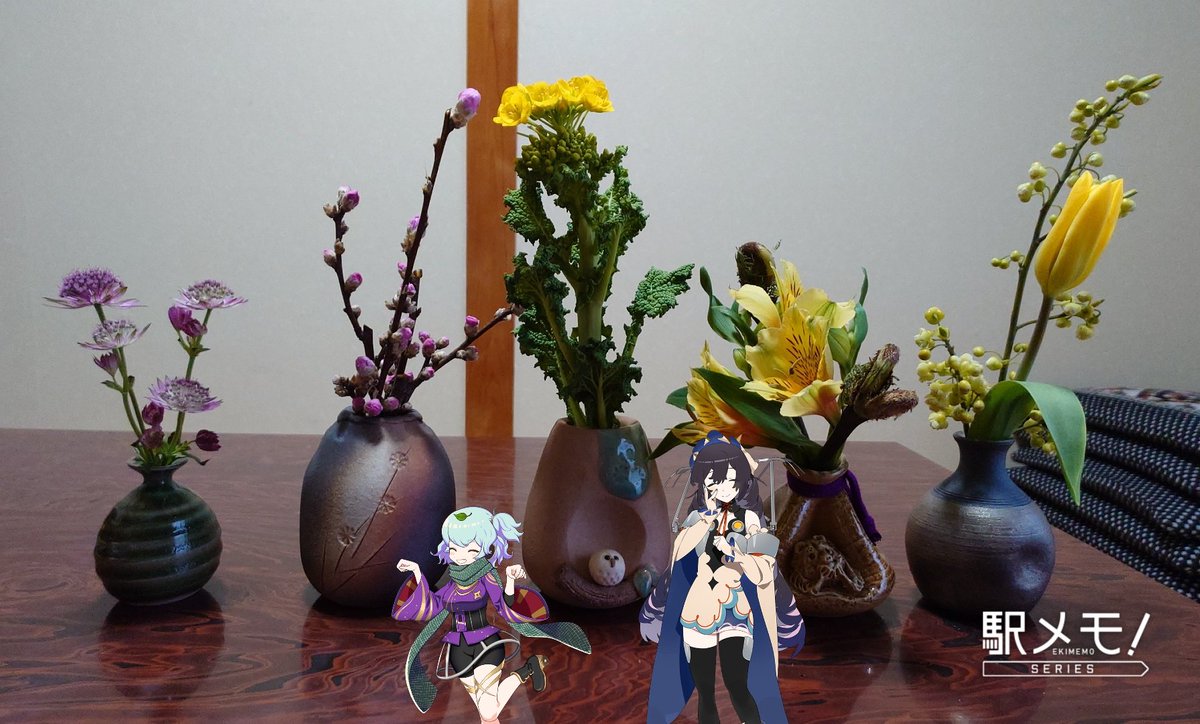 ケーキの横の花は、信楽焼伝統の花器、蹲（うずくまる）風の信楽焼。元