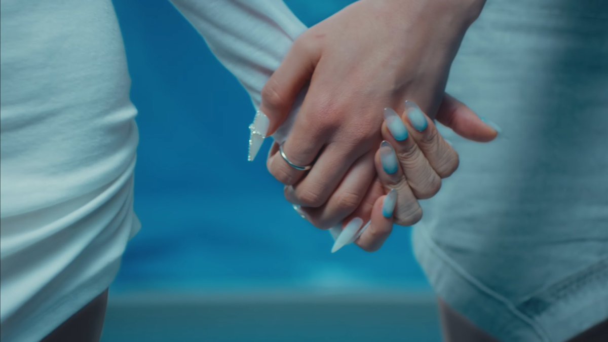 อูจูบอกว่า 10 ปีที่ผ่านมาพวกเราเติบโตผ่านช่วงเวลาต่างๆมาด้วยกัน อูจูตั้งใจที่จะมอบเพลงนี้ให้อูจอง ตั้งใจที่จะเป็นอูจูโซนยอที่ส่องสว่างต่อไป แต่ไม่ใช่ความสว่างแค่เพื่อชื่อเสียงหรือเวที แต่เป็นความสว่างในวันที่เรารู้สึกมืดหม่น ไม่ว่าเมื่อไหร่อูจูจะอยู่ตรงนี้เพื่อพวกเราเสมอ กุ😭