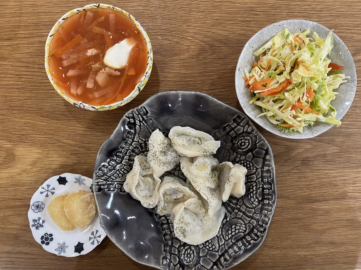 本日のご飯はペリメニ🇷🇺・ボルシチ🇺🇦・コンスタンティノープル風サラダ🇬🇷。
初めてペリメニを作った。
水餃子みたいで美味しい😋