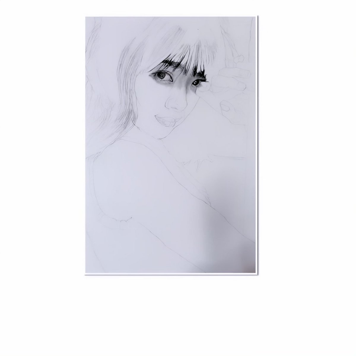 新作は、鉛筆画です✏ ある女性の9年前くらいを 懐かしんで描いてみ