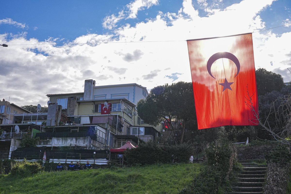 🇹🇷 تم رفع الأعلام التركية في منزل عائلة شهيدنا، الطيار الرائد إبراهيم بولات.