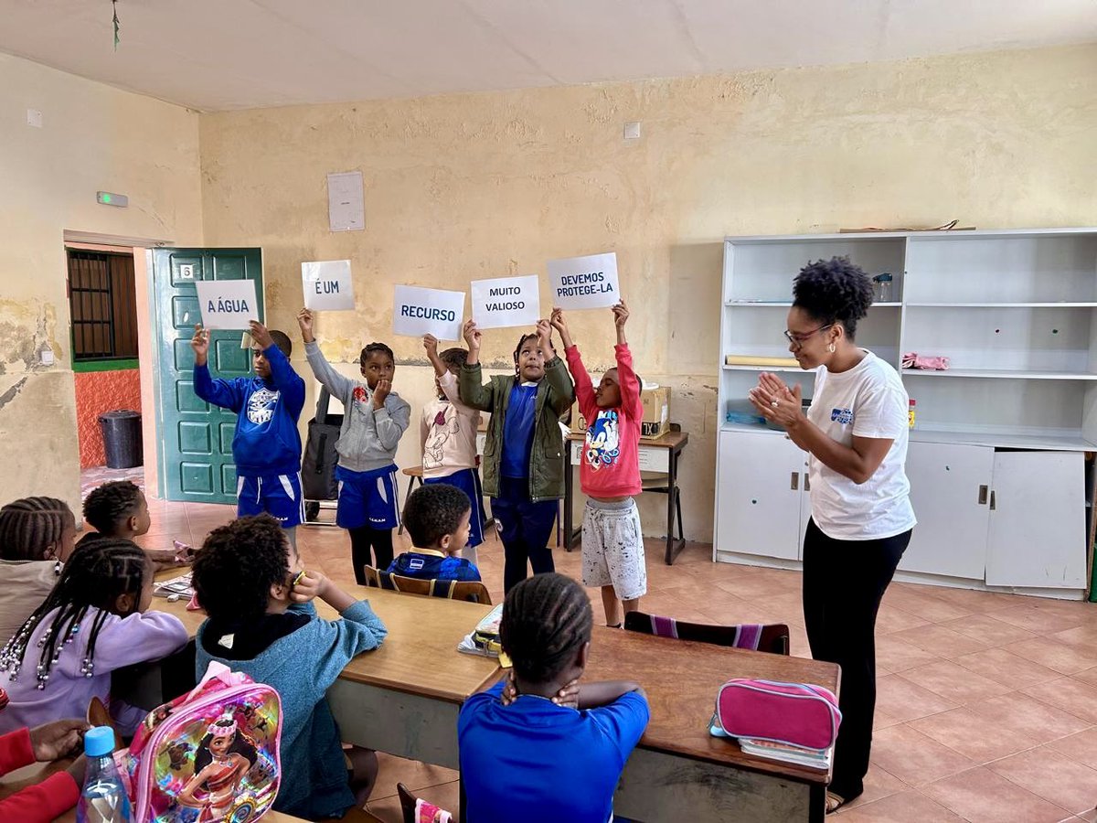 AguasPontaPreta's tweet photo. Hoje iniciamos, na Escola Kim Barbosa de Santa Maria, a Xa Edição da formação ambiental #EDUAQUA, que abrange todos os centros de formação da #IlhadoSal #CaboVerde https://t.co/RD5V69n60b