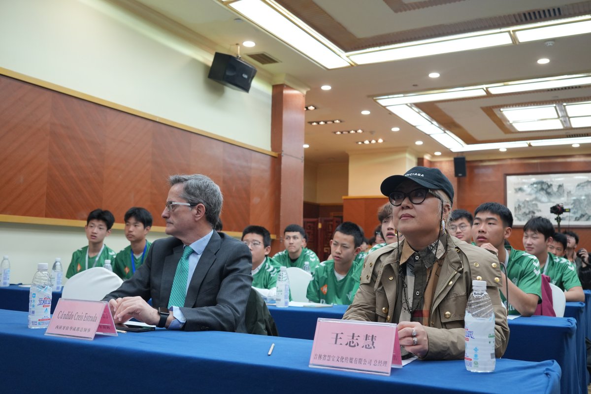 BetisAcademy's tweet photo. 🇨🇳 ¡El verdiblanco ya brilla en China! 💚🤍 

🇪🇸🤝🇨🇳 Cándido Creis Estrada, cónsul general de España en Chengdu; y Zhang Xiangbao y Wang Zhihui, presidente y directora general de Huibao en Jilin, respectivamente, nos acompañaron en la inauguración de #RealBetisAcademyChuanyu https://t.co/EIgaN4VQK5