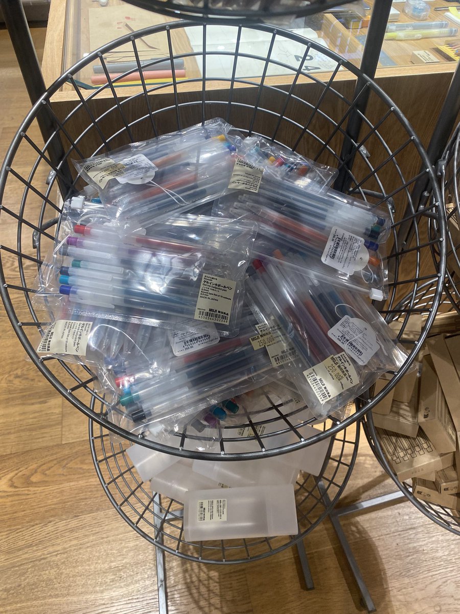 รับหิ้วปากกามูจิแบบแพ็ค 10 แท่งมีครบทุกสี!!

250.-

#muji #รับหิ้วmuji #รับหิ้วมูจิ #มูจิ