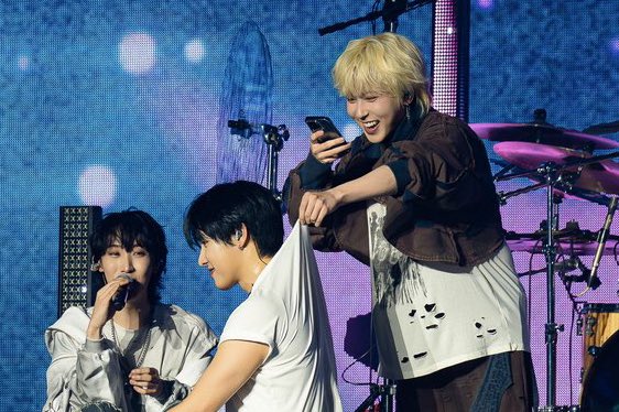 기욱 : 형아 목덜미 잡앗다 재밋다