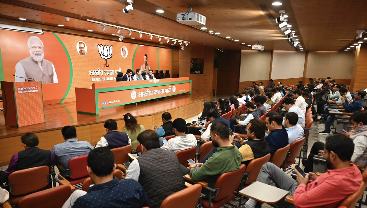 आज भाजपा मुख्यालय में आयोजित प्रेस वार्ता के दौरान #CompromisedCongress को लेकर मीडिया साथियों से संवाद में राहुल गांधी, इनके परिवार और कांग्रेस द्वारा देश के साथ किए गए compromises से अवगत कराया।

जवाहर लाल नेहरू जी, इंदिरा गांधी जी, राजीव गांधी जी और सोनिया गांधी जी ने देश के