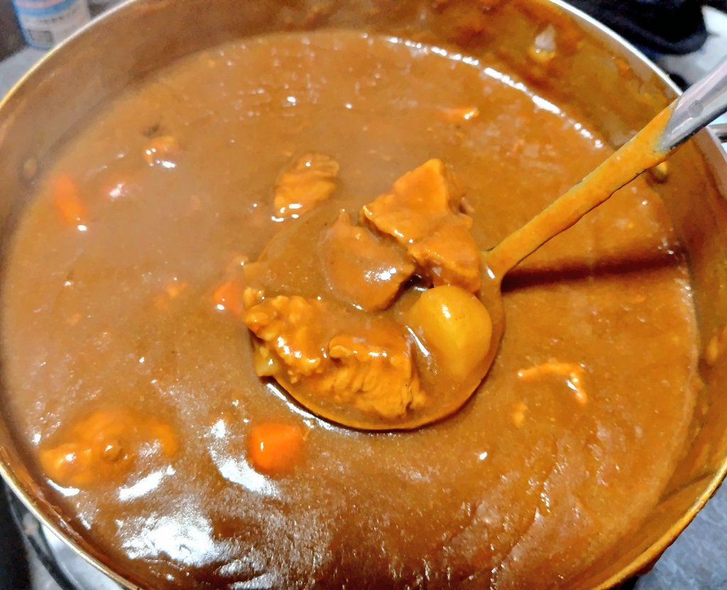 今日の晩御飯は洋食うらぽん亭のオヤジ特製のカレーライス🍛
休みを取ったのでコトコト煮ました(笑)
我ながら今日も美味しく出来た😋