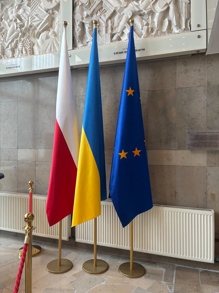 Kolejny raz w budynkach Sejmu RP protokół flagowy okazuje się czystą fikcją. Flaga Ukrainy w centralnym miejscu, a nasza flaga narodowa z boku. Ewidentny skandal.

Ta i wcześniejsze podobne sytuacje pokazują jak w soczewce rządy PO-PiS, które okazują się sługami Ukrainy.