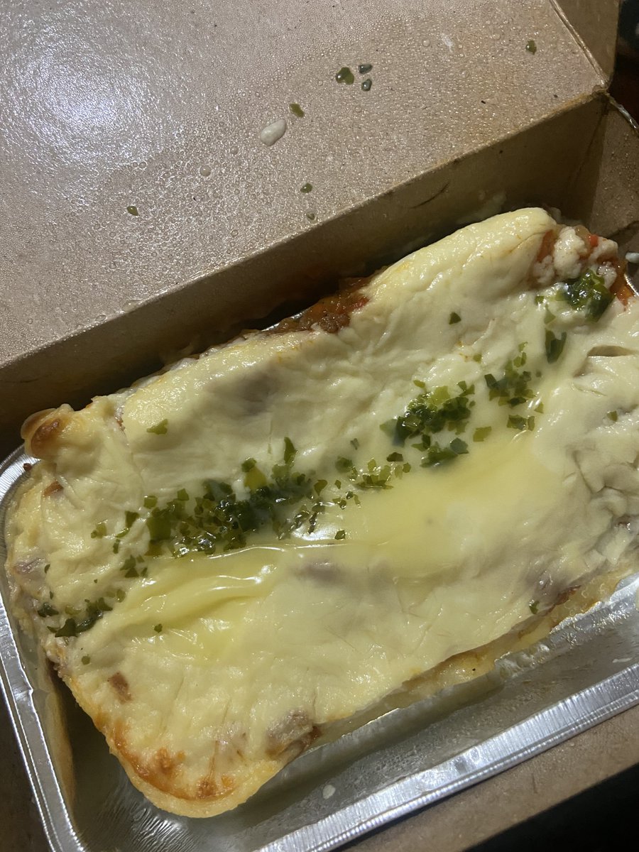 heavaniesim's tweet photo. semalem2 kan aku pengeen bgt lasagna, tergiur liat di grabfood phd lg promo.. tp ga jadi beli krn ongkirnya gede. trs besoknya aku mampir ke pasar kue ramadan gt ternyata ada lasagna homemade 🥹 di sini tuh jarang bgt ada yg jual.. intinya tuh harus sabar aja dan #KeepBoycotting https://t.co/qGUbJLhpc3