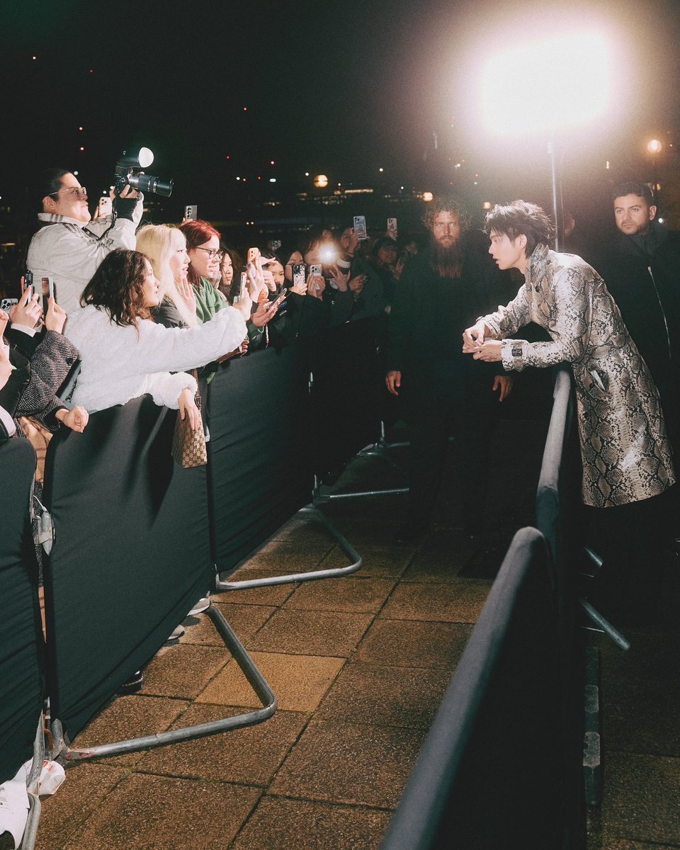 เฉิดฉายความหล่อ! #ไบร์ทวชิรวิชญ์” นั่งฟรอนต์โรว์ชม “Burberry Winter 2026 Show” ที่ London Fashion Week

เรียกเสียงฮือฮาให้แฟน ๆ อีกครั้ง สำหรับหนุ่มสุดฮอต “ไบร์ท–วชิรวิชญ์ ชีวอารี” ที่ล่าสุดบินลัดฟ้าไปร่วมชมโชว์ “Burberry Winter 2026 Show” ในงาน London Fashion Week ในฐานะ Global