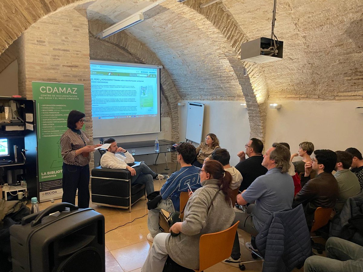 mjmontesinos's tweet photo. Debatir sobre desinformación ambiental con colegas como #PepeVeron es un placer, pero hacerlo con la sala llena lo hace aún más esperanzador. Ayer, en el @CDAMAZ #Zaragoza recordamos que el mejor antídoto contra los bulos es más y mejor periodismo ambiental, con más #GenteApia https://t.co/lM85ZD6eBR