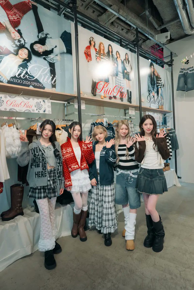Kstyle_news's tweet photo. “日韓で大人気”KiiiKiii「WEGO」原宿店にお忍び来店！
https://t.co/QZXm2wNlr5

#KiiiKiii https://t.co/xGELQ7i8fh