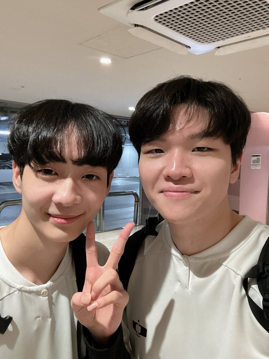 멤버십 유출 안되는거까진 알겠는데 선수나 코치진 멤버십 나가면 그 계정이 올린 게시글까지 다 사라지는거 진짜 개에바 시스템… 비스테 개선하세오 24년에 겐이가 올려줘서 이제는 멤버십에 없는 루야 사진 용혁이 재계약 기념으로 풉니다 진짜 넘 귀여움받는 막내였다🥰 #Lucid #Kingen