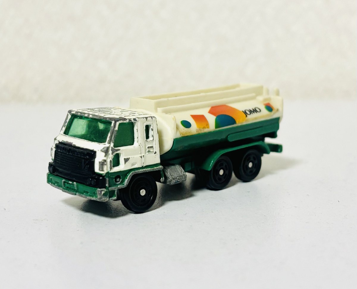 前言ってたJOMOタンクローリーのトミカ出てきました。 さらにJOMOの